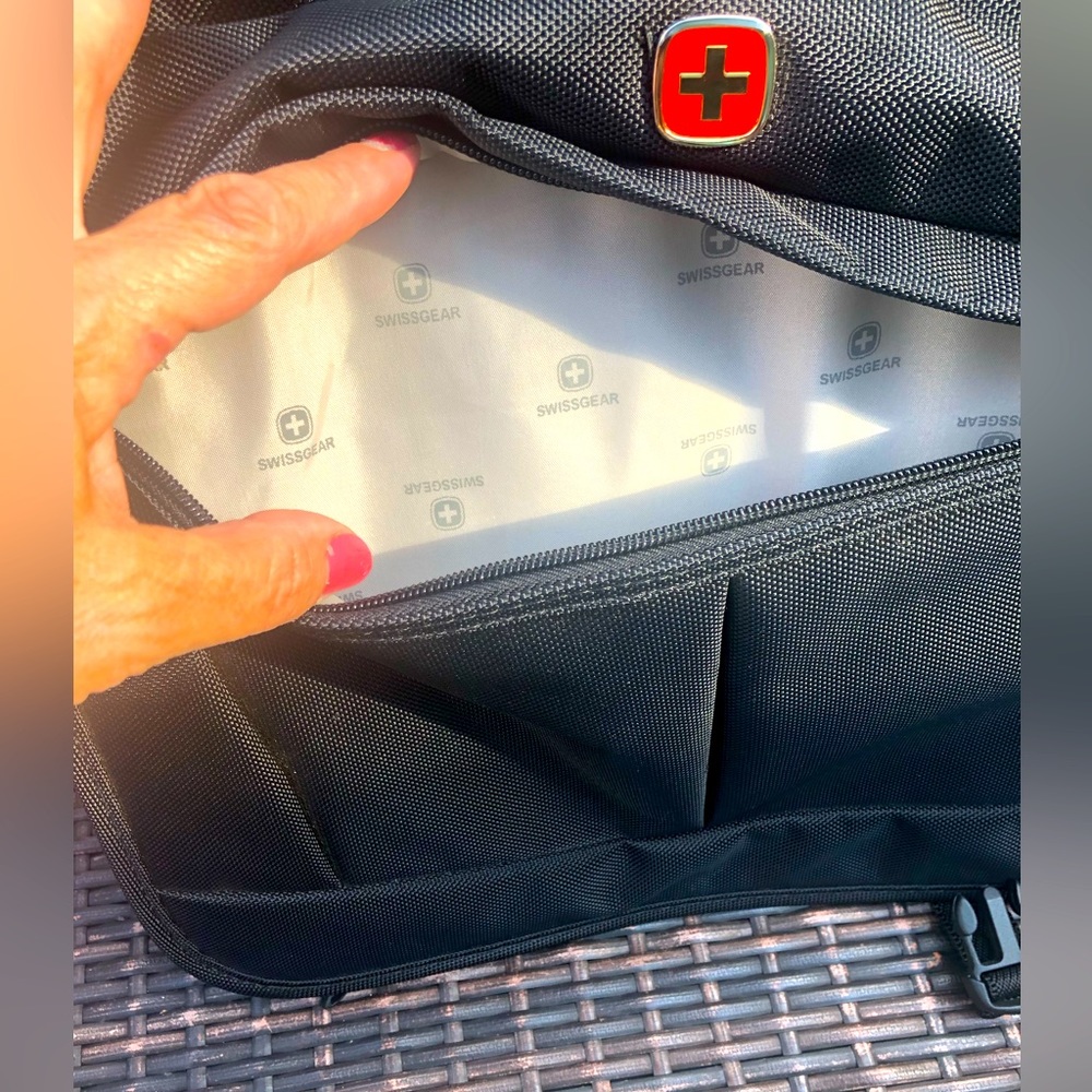 Swiss Gear Laptop Messenger Bag. Interior Padded Laptop Section. - Picture 4 of 11